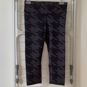 Women’s Alo Yoga Capri Black & Gray Houndstooth Leggings - Size S
